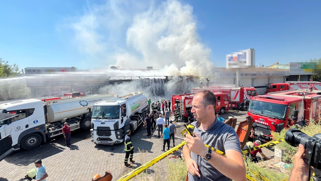 Otomobil yedek parça dükkanında yangın paniği: 2 itfaiye eri dumandan etkilendi