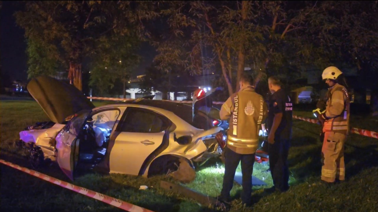 Üsküdar'da otomobil sürücüsü kontrolünü kaybedip ağaca çarptı