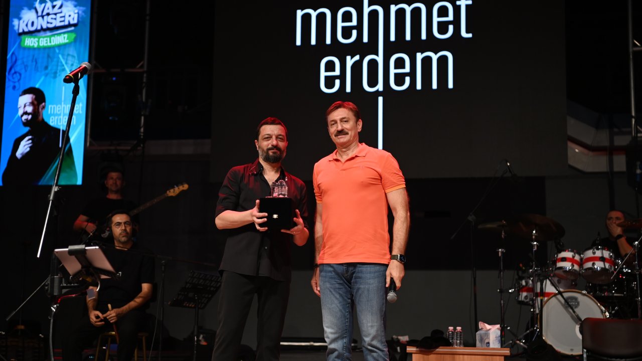 Şarkıcı Mehmet Erdem, Bahçelievler’de sahne aldı