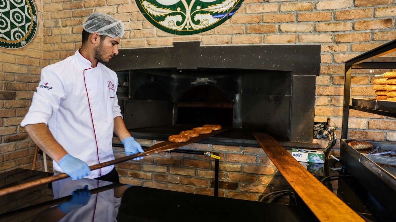 Ümraniye'deki Osmangazi Millet Bahçesi’nde açılan Simit Kafe'ye vatandaşlar yoğun ilgi gösterdi