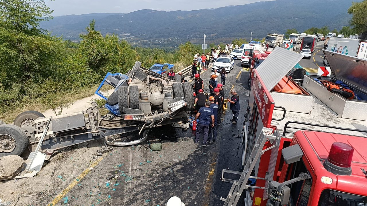 Bolu Dağı'nda karşı şeride geçen TIR, aracı biçti: 2 ölü, 2 yaralı