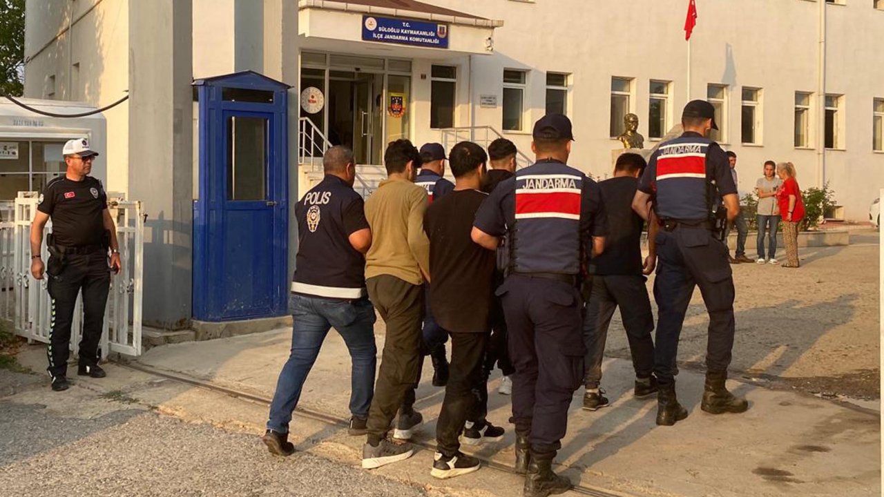 Edirne'de 16 kaçak göçmen ile 2 organizatör şüphelisi yakalandı