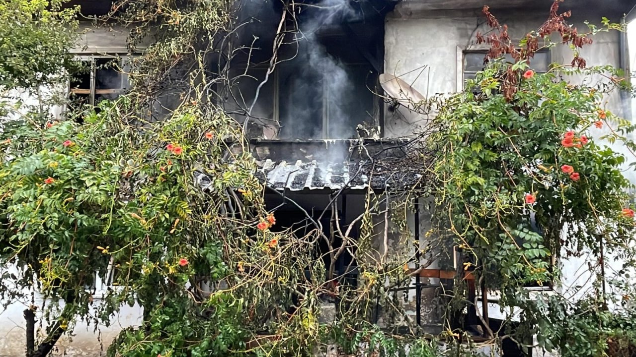 Böyle eş kavgası görülmedi! Kadın otomobili parçaladı, kocası evi yaktı!