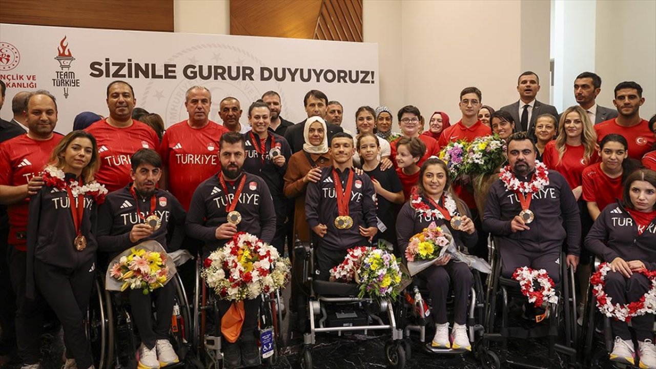 Paralimpik Oyunları'nın kahramanları yurda döndü!