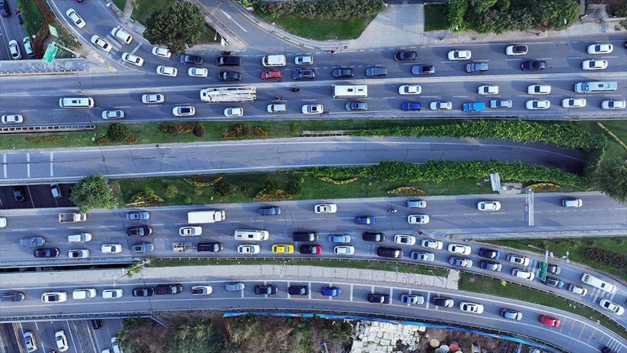 İstanbul'da haftanın üçüncü iş gününde trafik kilitlendi