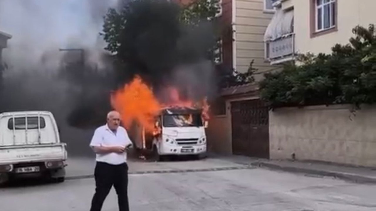 Bursa'da park halindeki minibüs alev alev yandı