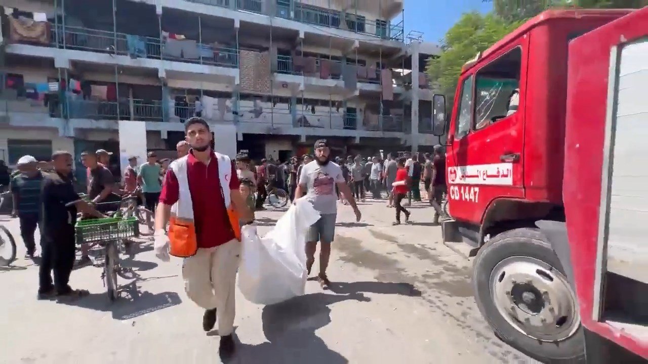 İsrail, yerinden edilmiş Filistinlilerin sığındığı okulu vurdu: Onlarca ölü ve yaralı var