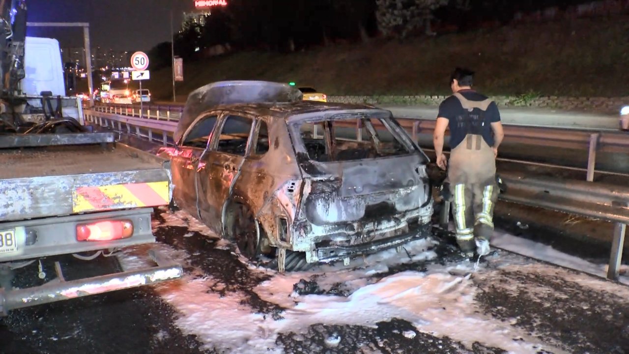 Bahçelievler'de seyir halindeki otomobilde yangın çıktı