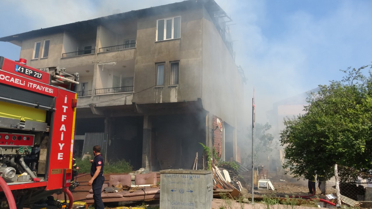 Kocaeli'de kömürlükte başlayan yangın 2 katlı binayı yaktı!