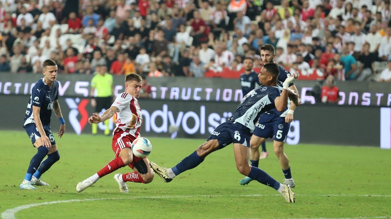 Fenerbahçe, Antalya deplasmanında hata yapmadı: 2-0