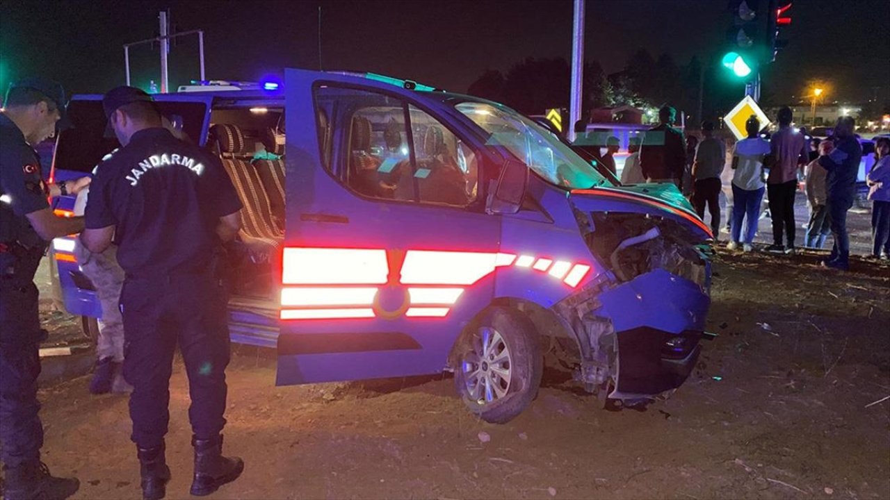 Malatya'da feci kaza...Askeri araçla otomobilin çarpıştı: 5'i jandarma 8 yaralı