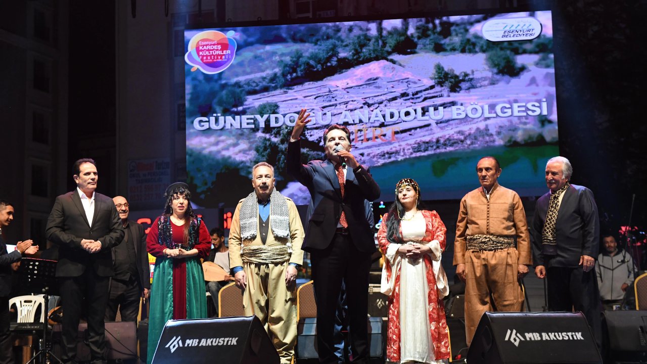 Esenyurt Belediye Başkanı Ahmet Özer, Şakiro'nun şarkısını söyledi