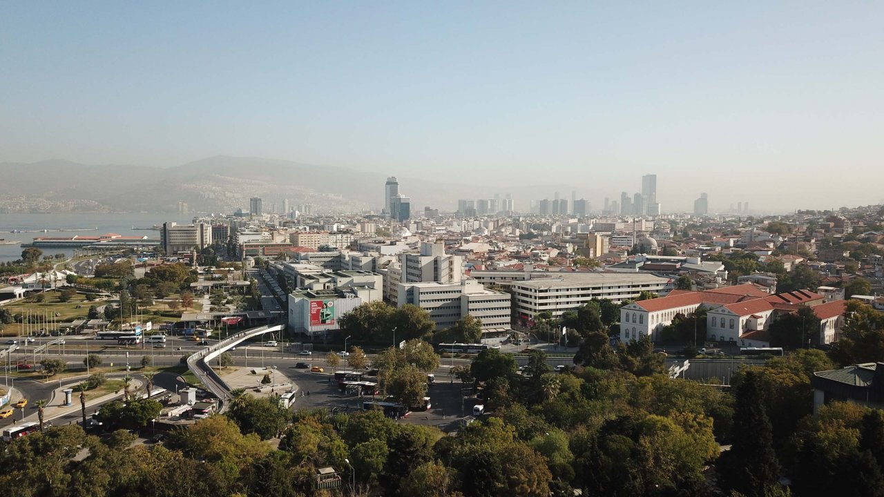 İzmir'i sis bulutu kapladı: Bazı bölgelerde görüş mesafesi düştü