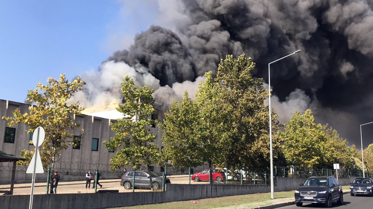 Tekirdağ'da fabrika yangını: Gökyüzünü siyah dumanlar kapladı, çok sayıda ekip sevk edildi