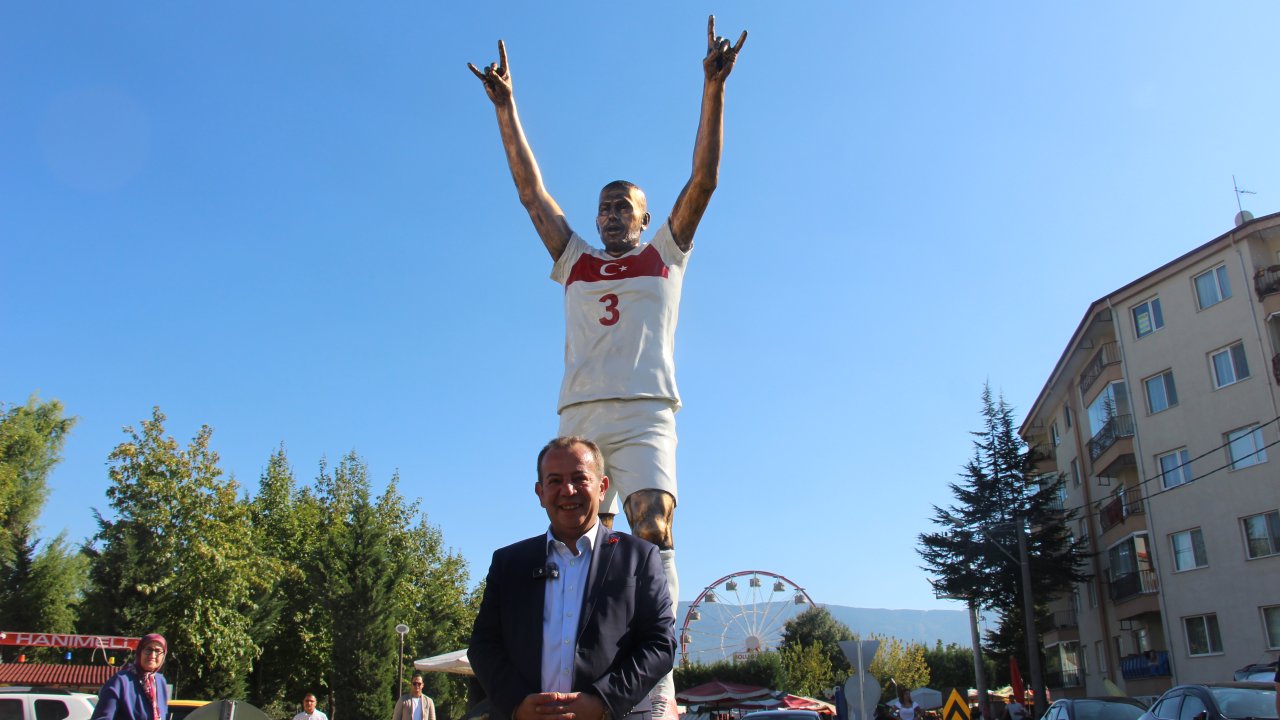 Tanju Özcan, Merih Demiral’ın ‘Bozkurt’ işareti yapan heykelini diktirdi