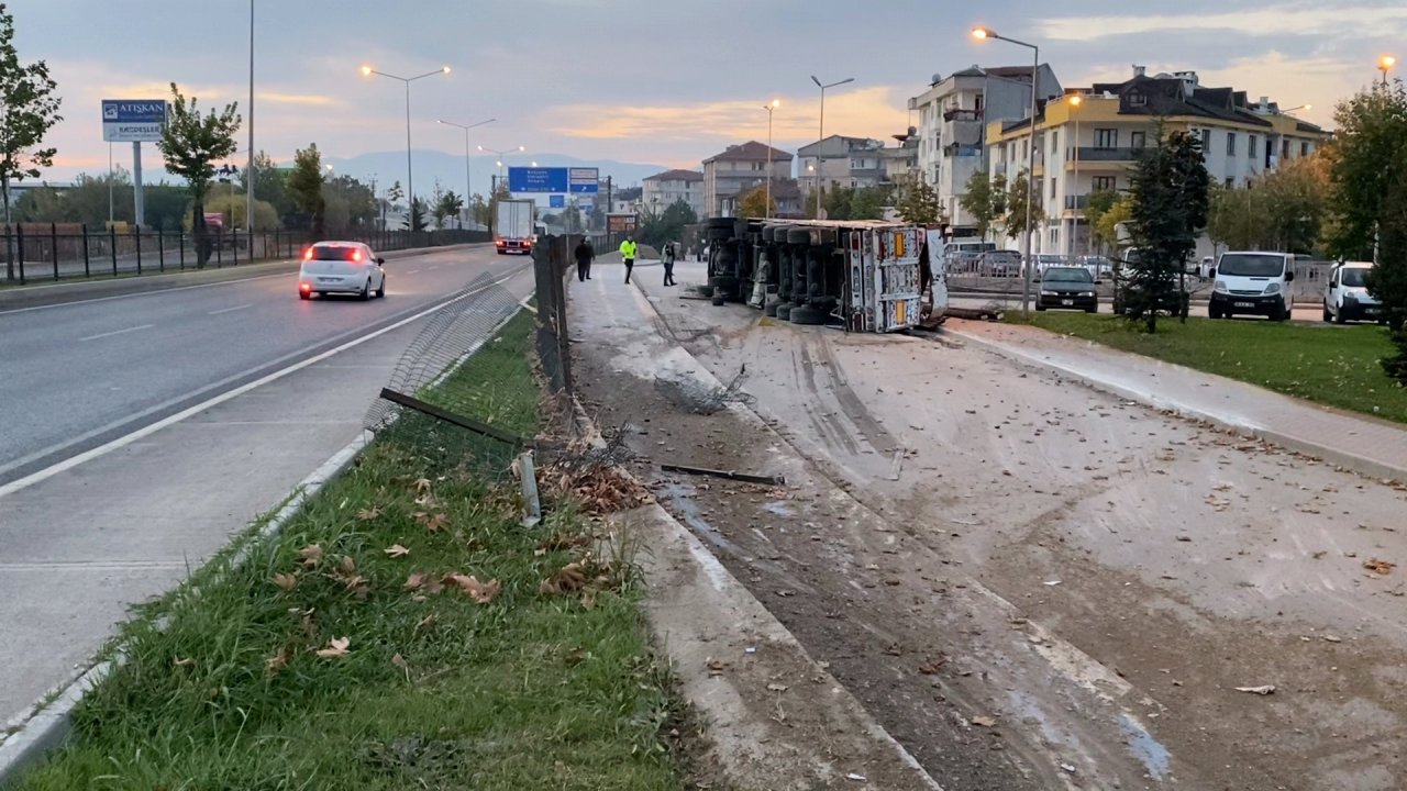 Kaldırımı ve tellerini aşan TIR, tali yola düştü!