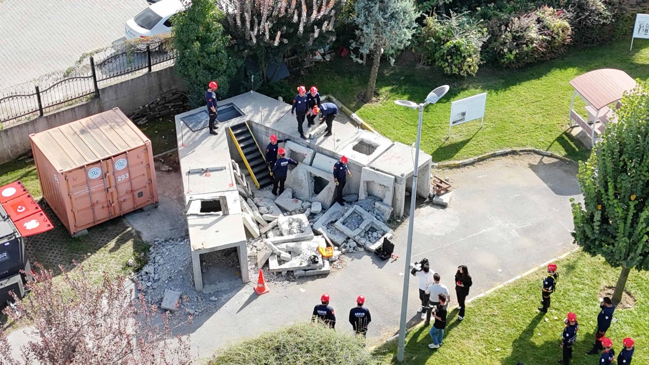 Arnavutköy'de yangın ve deprem tatbikatı yapıldı