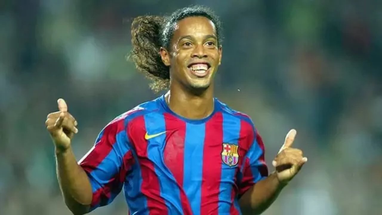 Futbolun efsanevi ismi Ronaldinho yeni takımıyla sahalara dönüyor