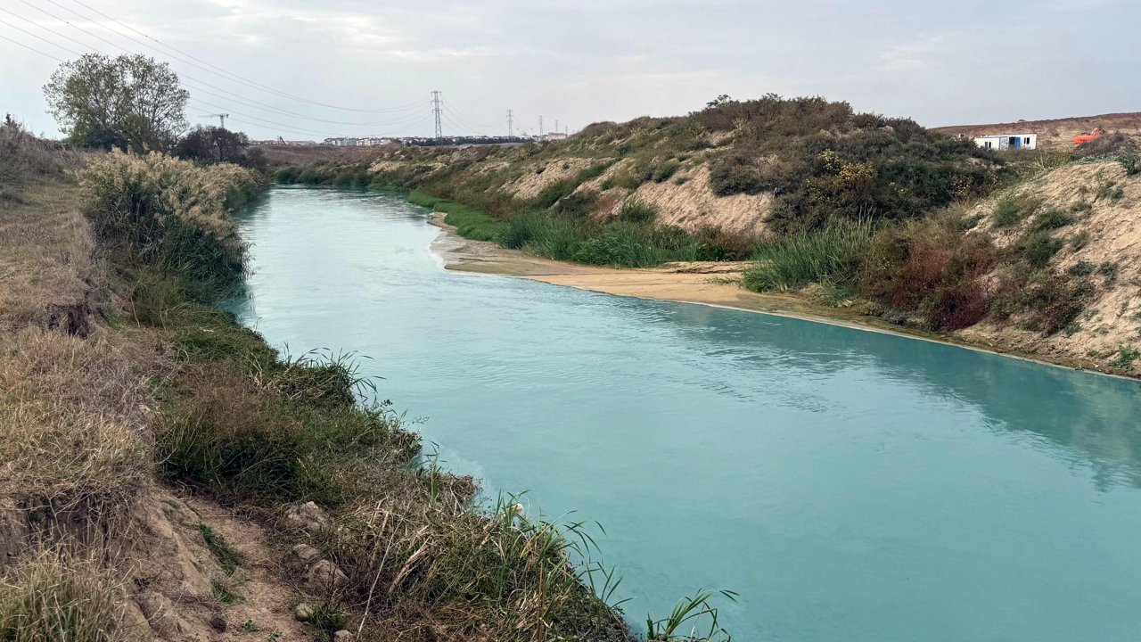 Çorlu Deresi'nde endişe veren renk değişimi: İnceleme başlatıldı, numune alındı