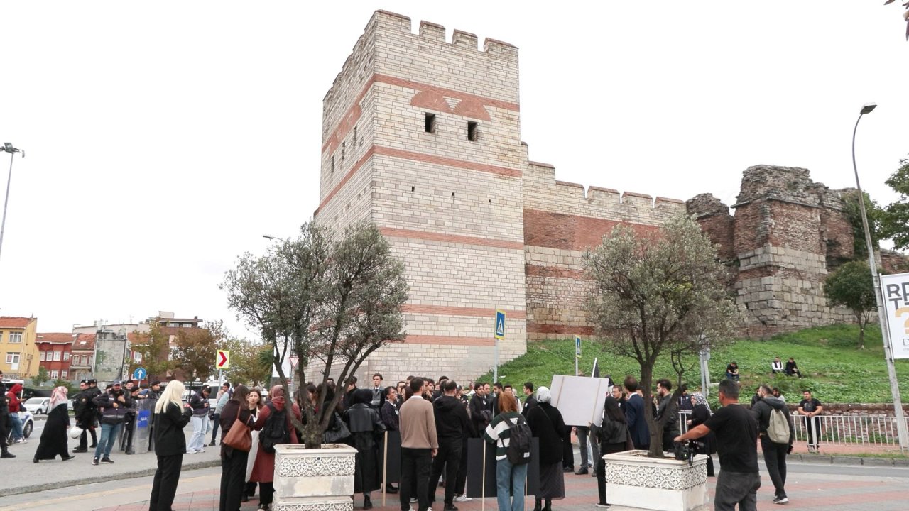 Edirnekapı Surlarında İkbal Uzuner ve Ayşenur Halil için  'Saygı nöbeti'