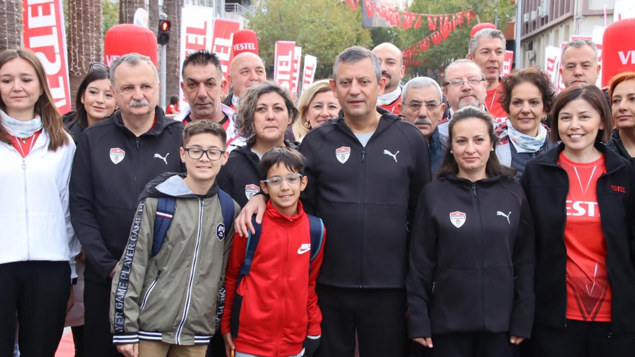 Özel, Manisa'da yarı maratona katıldı: "Yenidoğan çetesi üyelerini, bir daha gün ışığına çıkarmamalı"