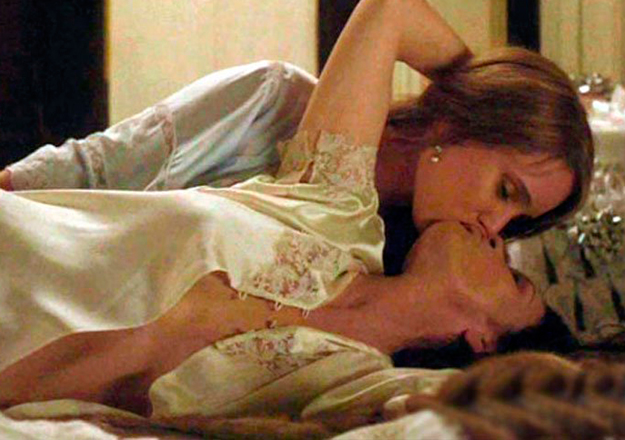 Yeni filminde bir kadınla öpüşen Catherine Zeta Jones sosyal medyayı salladı
