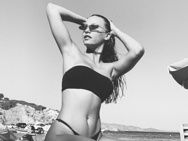 Serenay Sarıkaya bikinili fotoğrafıyla milyonların içini ısıttı: Yaz bitemez!