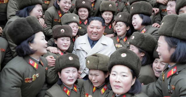 Kadın askerler Kim Jong için şarkı söylediler