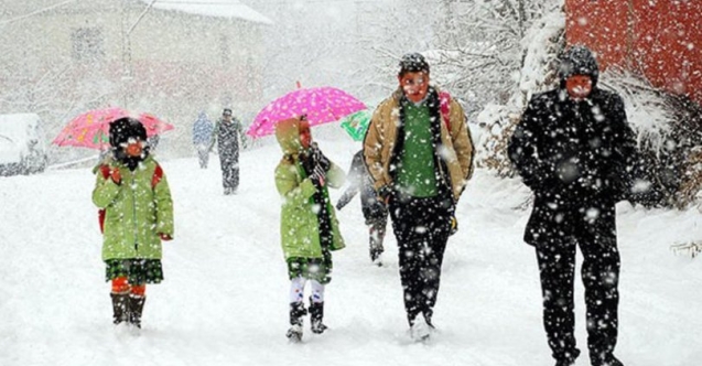 Kar yağışı öğrencilere yaradı...  Yarın hangi illerde okullar tatil edildil?