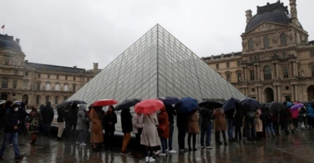 Louvre müzesi kapatıldı