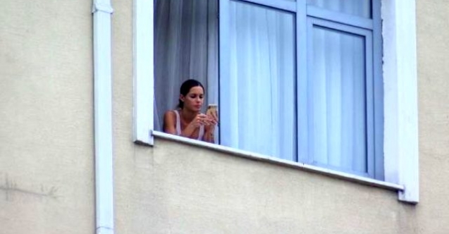 Fenerbahçeli Isla'nın eşi, Güngören'deki yurt penceresinde görüntülendi