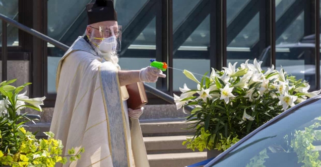 ABD'de papaz, sosyal mesafeyi korumak için insanları su tabancasıyla kutsadı