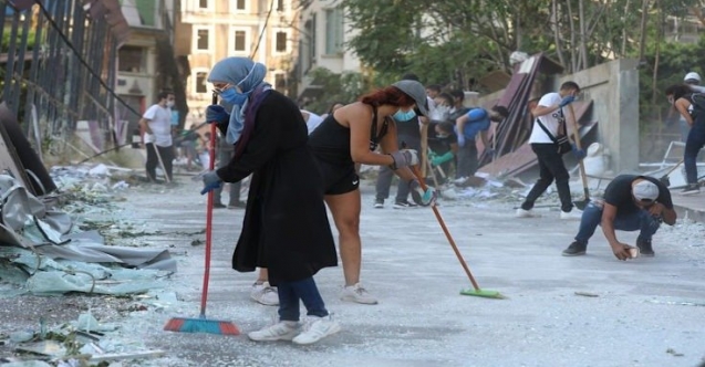 Beyrut halkı temizlik için sokaklarda