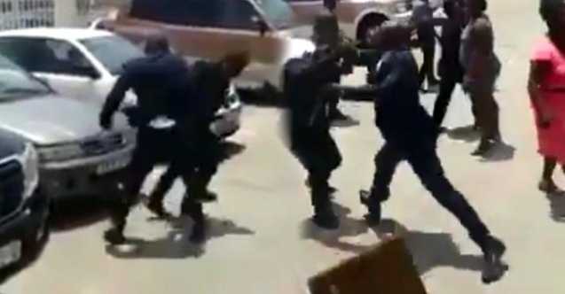 Gine Devlet Başkanı Çalışma Bakanı'nı sokak ortasında dövdü