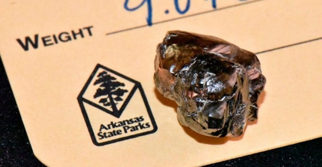 Parkta gezerken 9 karatlık elmas buldu