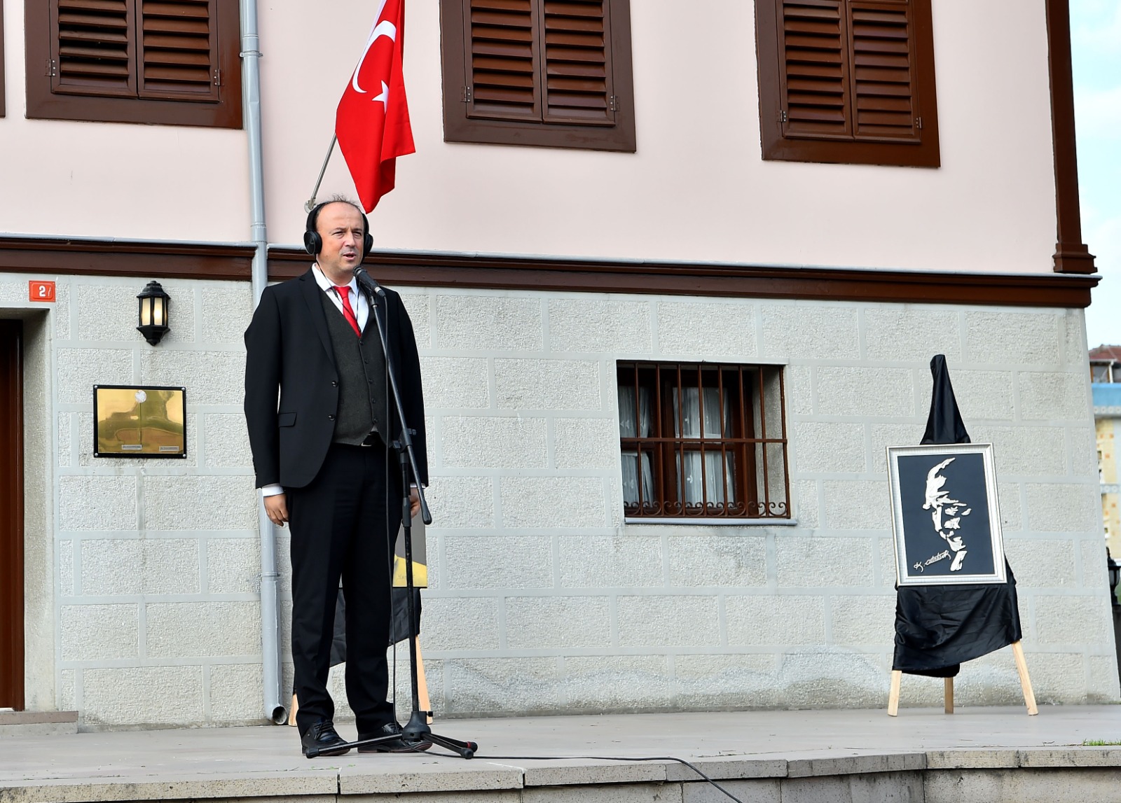 Atatürk’ü evinde andı