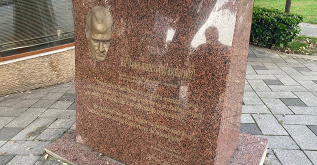 Kadıköy’de Mustafa Kemal Atatürk’ün maskı çalındı