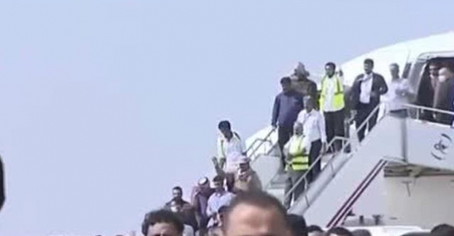 Yemen'de yeni hükümet yetkililerini taşıyan uçağa havalimanında bombalı saldırı