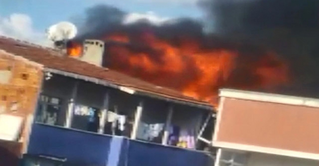 Gaziosmanpaşa’da, 5 katlı binanın çatı katı alev alev yandı