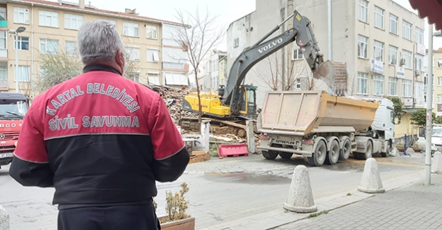 Kartal Belediyesi ilçedeki riskli yapıların yıkımına devam ediyor