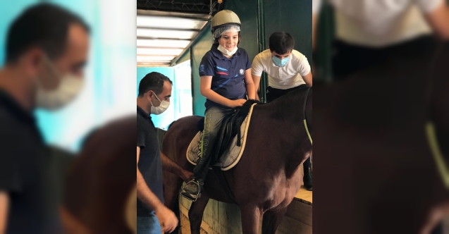 Beykozlu çocuklar atla terapi yapıyor