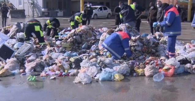 Belediye ekipleri bir vatandaşın yanlışlıkla çöpe attığı altınları arıyor