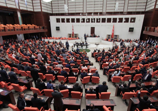 Milletvekili adayları dronelara hücum etti