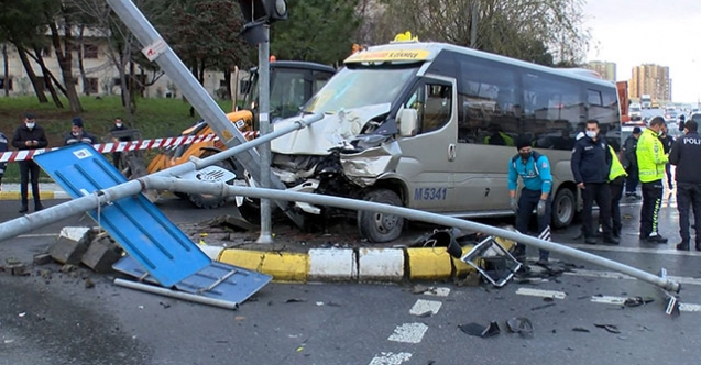 Otomobilin çarptığı minibüs MOBESE direğine çarptı: 7 yolcu yaralandı