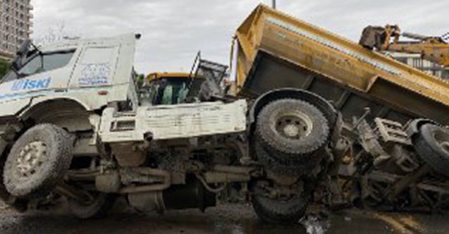 Beylikdüzü'nde yol çöktü hafriyat kamyonu devrildi