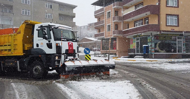 Sultanbeyli'de karla mücadele çalışmaları devam ediyor