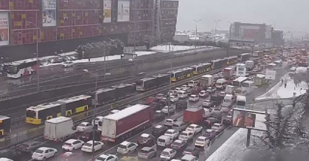 Beylikdüzü'nde kar yağışı nedeniyle trafik durdu