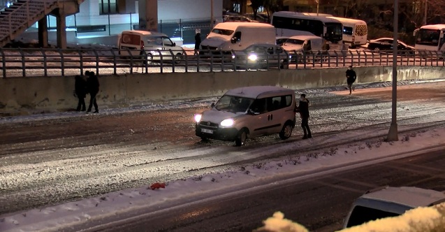 Halkalı'da buzlu yollar ulaşımı aksattı