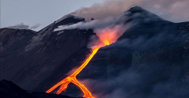 İtalya’dan gelen görüntüler korkuttu… Etna Yanardağı uyandı!
