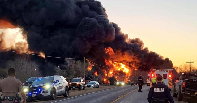 Teksas’ta bir tren, yakıt yüklü tankerlere çarptı: Ortalık savaş alanına döndü